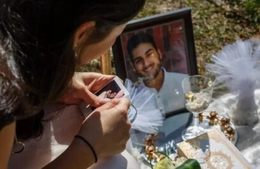 Θρήvoς: Ντύθηκε νύφη & πήγε στον τάφο του νεκρού αρραβωνιαστικού της τη μέρα που ήταν να γίνει ο γάμος τους