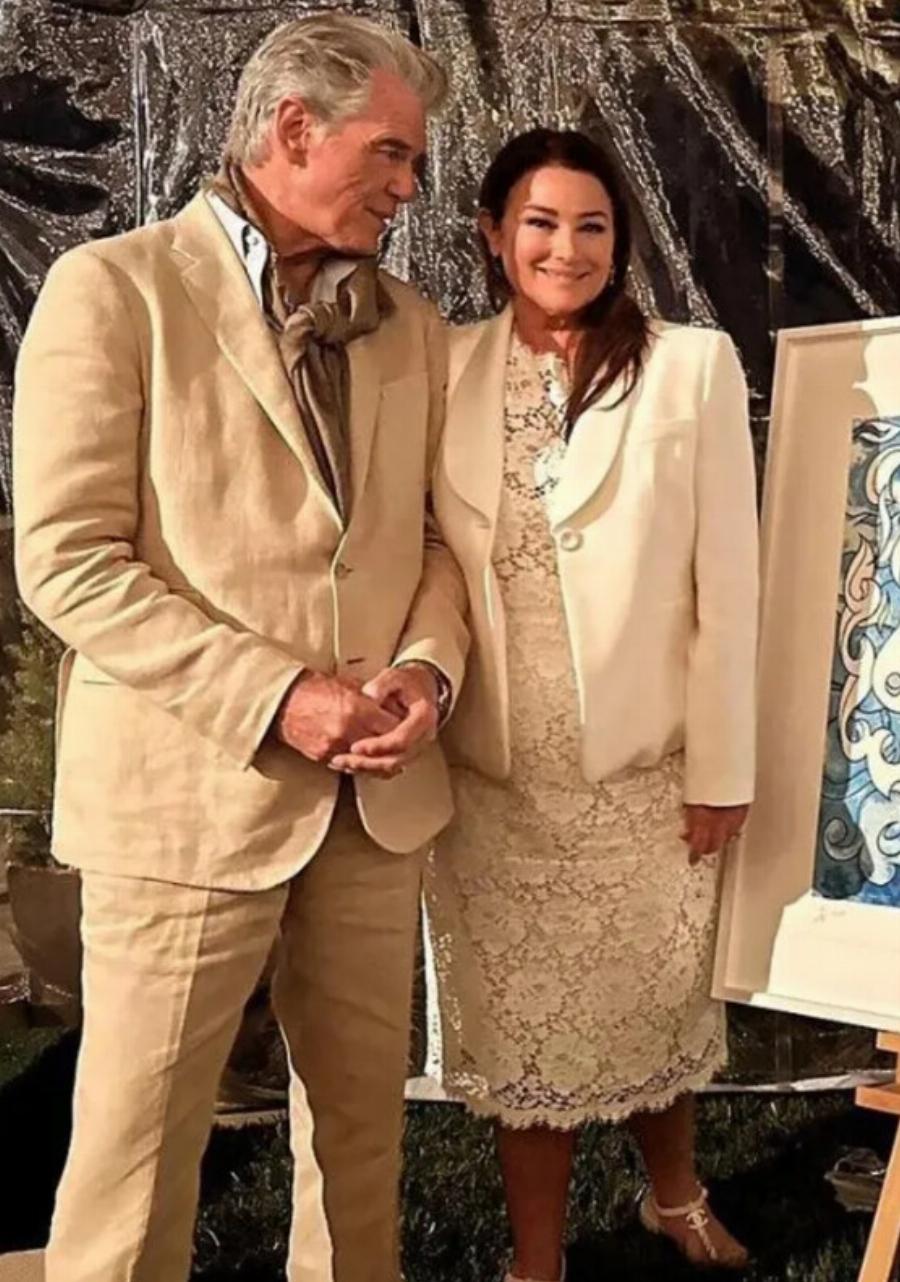 Η εξηντάχρονη σύζυγος του Πιρς Μπρόσναν εξέπληξε τους πάντες με το λεπτό κορμί της!