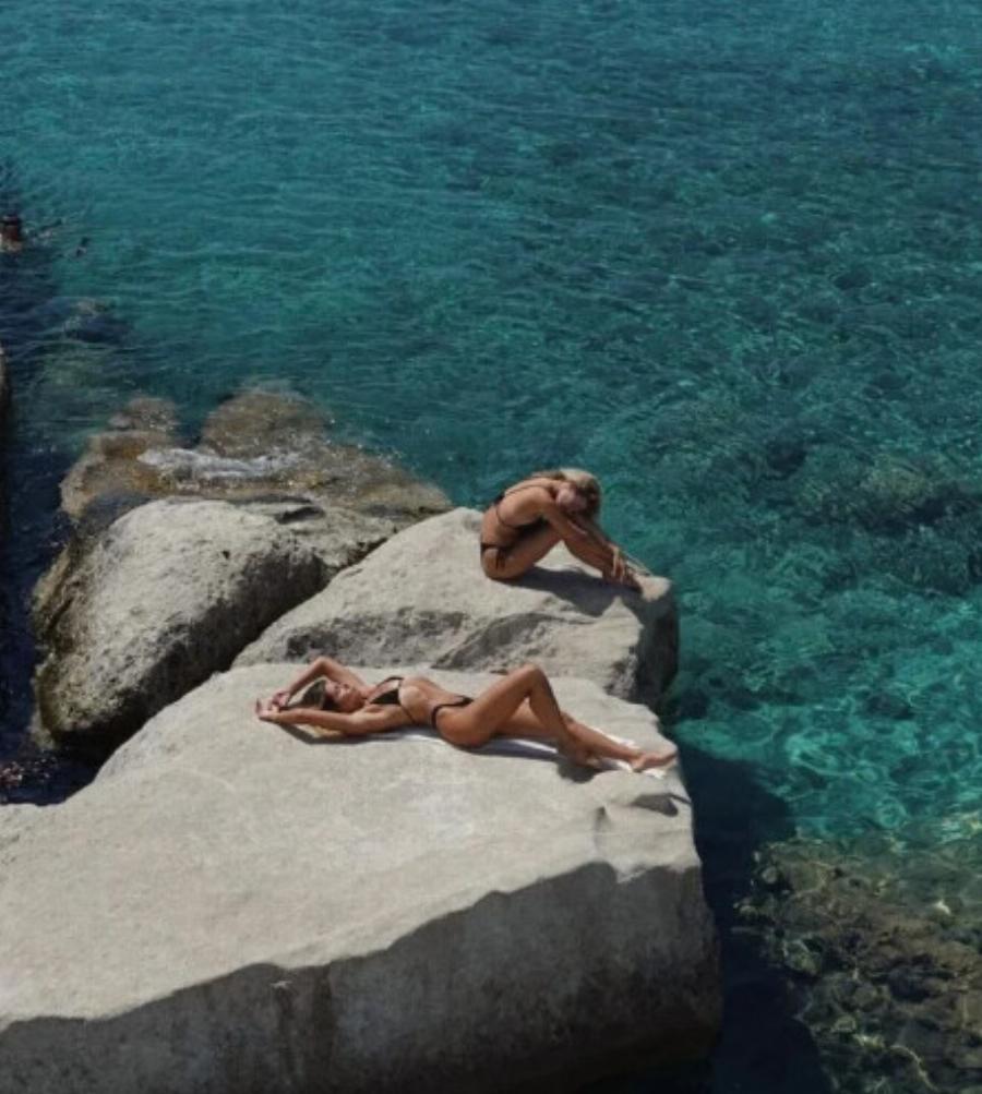 Δυο από τις ομορφότερες Ελληνίδες της χώρας με φυσική ομορφιά – Κάνουν διακοπές και εντυπωσιάζουν με τις αιθέριες αναλογίες τους