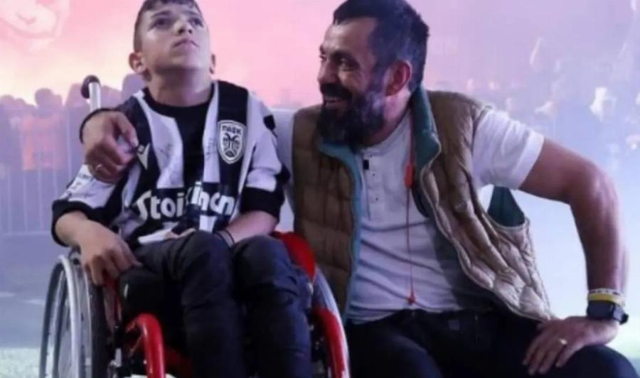 Ο μικρός Γιαννάκης ανέβηκε στη σκηνή με τον Γρηγόρη Σαμόλη κι αποθεώθηκε