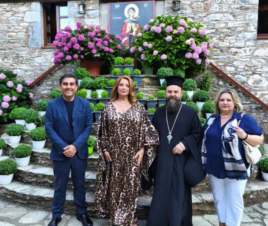 Λεοπάρ καφτάνι, πανύψηλο πέδιλο, πεντικιούρ στην πένα: Η Άντζελα Γκερέκου παραδίδει μαθήματα στιλ στα 67 της – Όλη η Σκιάθος… παραμιλά