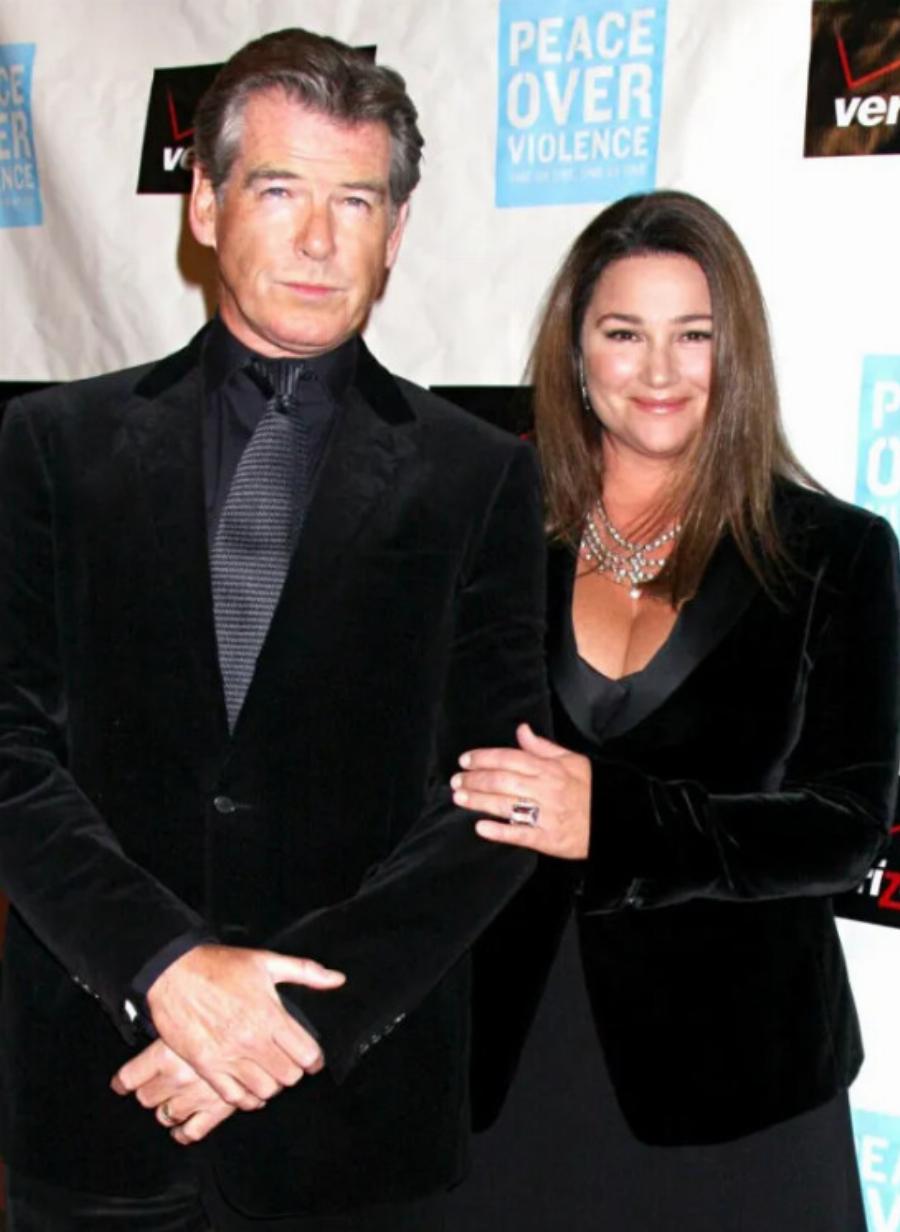 Η εξηντάχρονη σύζυγος του Πιρς Μπρόσναν εξέπληξε τους πάντες με το λεπτό κορμί της!