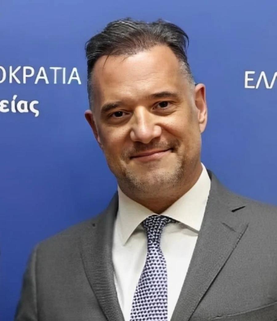 Όχι δεν είναι μοντέλο – Είναι ο Άδωνις Γεωργιάδης – Η μεγάλη αλλαγή που έκανε