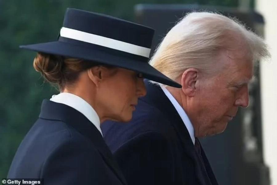 Μελάνια Τραμπ: Εντυπωσίασε τον πλανήτη με την εμφάνισή της στην ορκωμοσία του Ντόναλντ Τραμπ