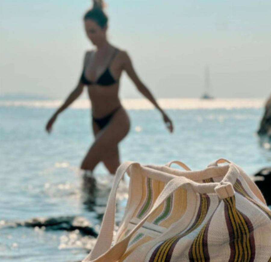 Πασίγνωστη Ελληνίδα ποζάρει με κορμί άγαλμα πάνω σε βράχο και βάζει κάτω 20χρονες