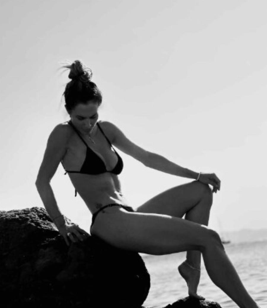 Πασίγνωστη Ελληνίδα ποζάρει με κορμί άγαλμα πάνω σε βράχο και βάζει κάτω 20χρονες