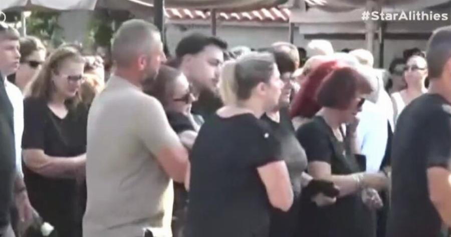 Άραχθος: Κατέρρευσε η μητέρα του 14χρονου στην κηδεία του στην Άρτα