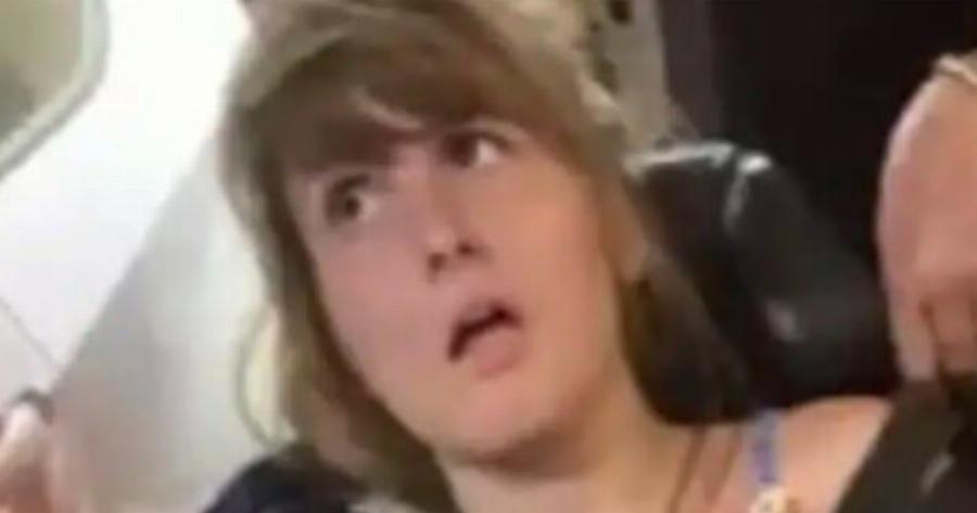 H εικόνα της ντροπής – Στριμώξαν την Μυρτώ της Πάρου σε γκαράζ πλοίου