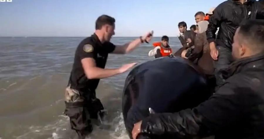 Γάλλος αστυνομικός σκίζει φουσκωτή βάρκα με μετανάστες λίγο πριν διασχίσουν τη Μάγχη για να φτάσουν στη Βρετανία