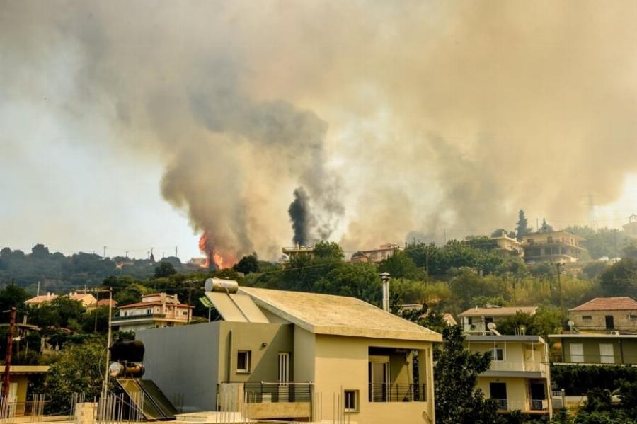 ΑΓΡΙΕΥΕΙ ΠΟΛΥ Η ΦΩΤΙΑ – ΜΠΗΚΕ ΜΕΣΑ ΣΤΗ ΠΟΛΗ – ΔΙΩΧΝΟΥΝ ΚΟΣΜΟ ΑΠΟ ΤΑ ΠΡΟΑΣΤΙΑ ΣΤΟ ΚΕΝΤΡΟ ΤΗΣ ΠΟΛΗΣ