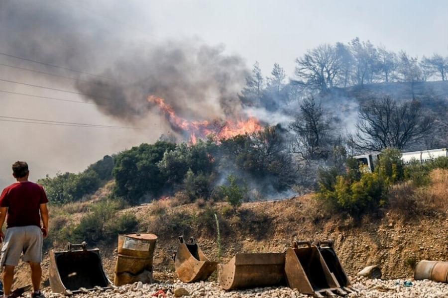 ΑΓΡΙΕΥΕΙ ΠΟΛΥ Η ΦΩΤΙΑ – ΜΠΗΚΕ ΜΕΣΑ ΣΤΗ ΠΟΛΗ – ΔΙΩΧΝΟΥΝ ΚΟΣΜΟ ΑΠΟ ΤΑ ΠΡΟΑΣΤΙΑ ΣΤΟ ΚΕΝΤΡΟ ΤΗΣ ΠΟΛΗΣ