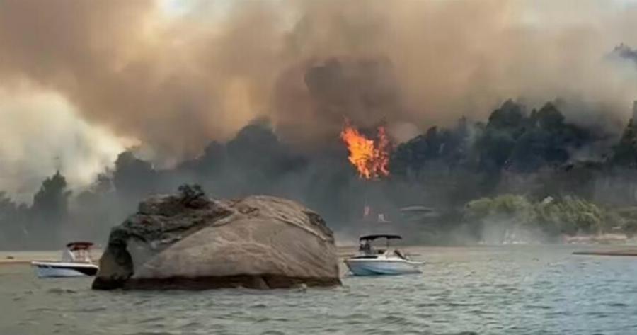 Μεγάλη φωτιά ΤΩΡΑ: Εκκενώσεις σε κάμπινγκ, περιοχές χωρίς ρεύμα – Συνεχείς ρίψεις από αέρος