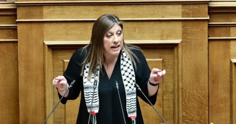 Η Ζωή Κωνσταντοπούλου στη Βουλή με παλαιστινιακή μαντίλα και φωτογραφία του Γρηγόρη Λαμπράκη