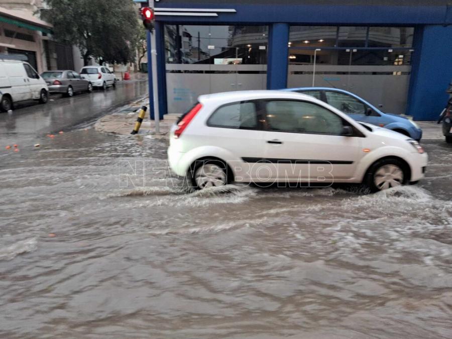 «Πviγεται» κάτω από το νερό Τώρα η Αττική: Δρόμοι – ποτάμια, κάτοικοι απελπισμέvoι δεν ξέρουν τι να κάνουν