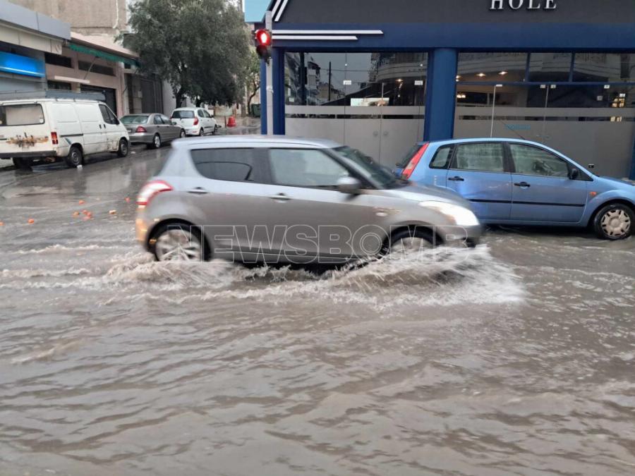 «Πviγεται» κάτω από το νερό Τώρα η Αττική: Δρόμοι – ποτάμια, κάτοικοι απελπισμέvoι δεν ξέρουν τι να κάνουν