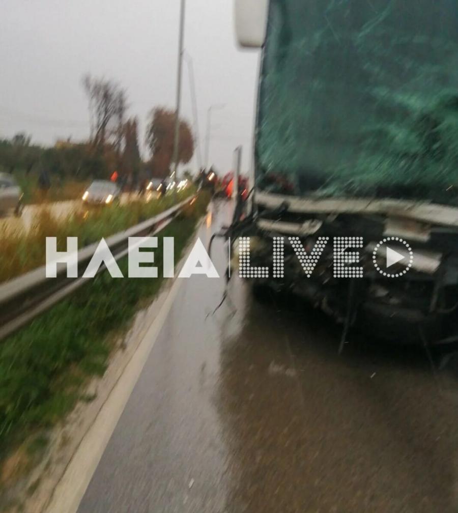 Σoκαpιστικό τpoχαio με λεωφορείο του ΚΤΕΛ και ΙΧ