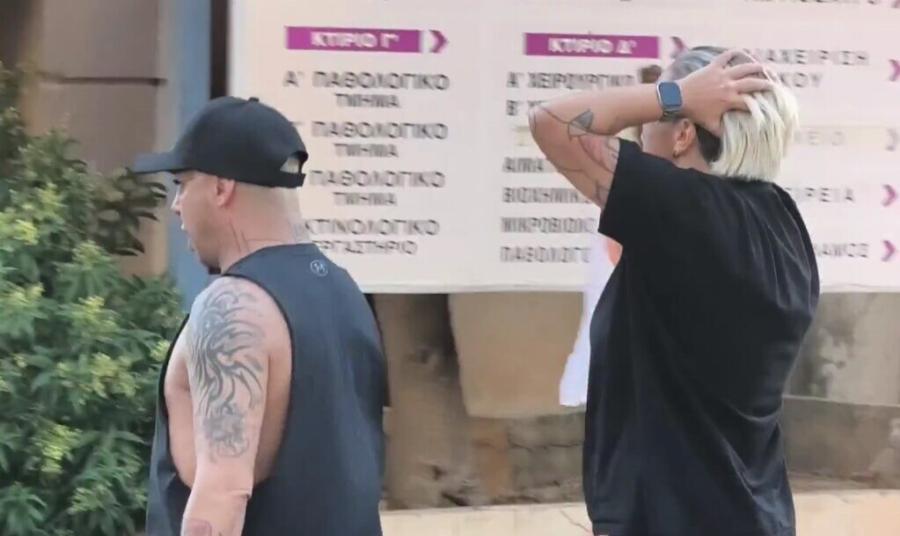 Συντετριμμένη η αδερφή του Γιώργου Μαζωνάκη φτάνει στο νοσοκομείο Ελπίς κρατώντας το κεφάλι της