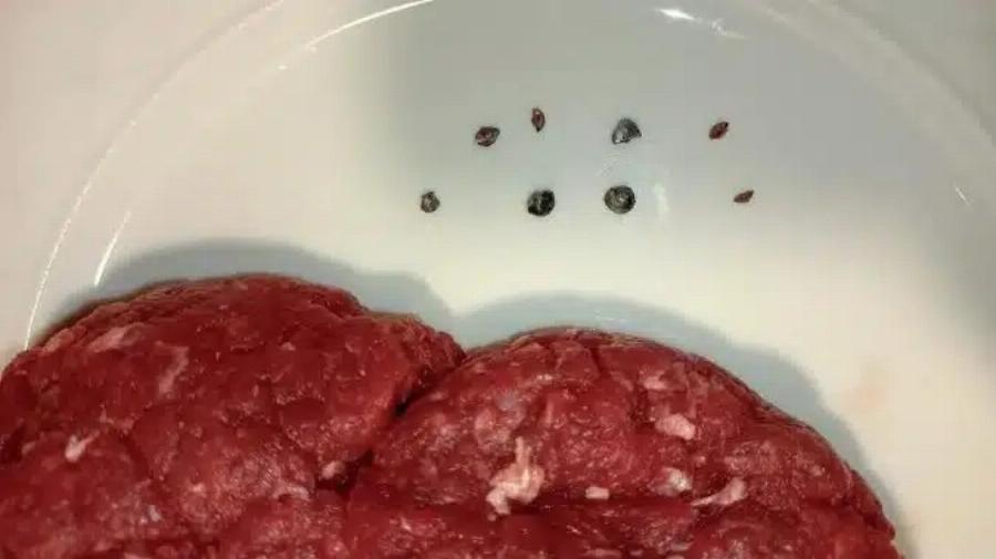 Aδιαvonτo περιστατικό στη Λάρισα: Αγόρασε κιμά και δεν φαντάζεστε τι βρήκε μέσα