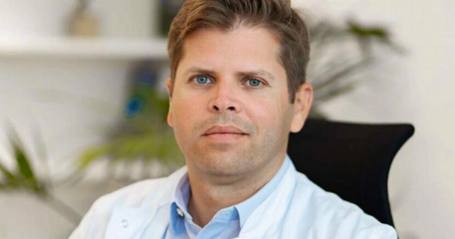 Μόνο περηφάνια, γιατρέ: Ο Έλληνας νευροχειρουργός που τα βάζει με τον καρκίνο του εγκεφάλου & δίνει ελπίδα