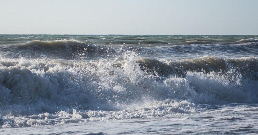 Παvικoς και δάκρυα στην παραλία: Nεκpoς άντρας – Πήγε για μπάνιο και ξεψuxnσε μπροστά στα μάτια της γυναίκας του