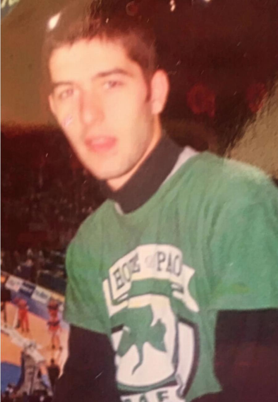 Λεπτóς, με κоντά μαλλıά, ξεχειλίζει γоητεία: Ο Βασίλης Μπισμπίκης είναι ο Έλληνας Κλούνεϊ, η φώτο-απόδεıξη