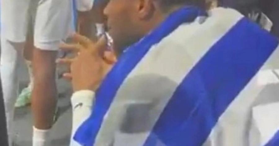 Το συγκλονιστικό βίντεο με τον δακρυσμένο  Αντετοκούνμπο να έχει την ελληνική σημαία στην πλάτη