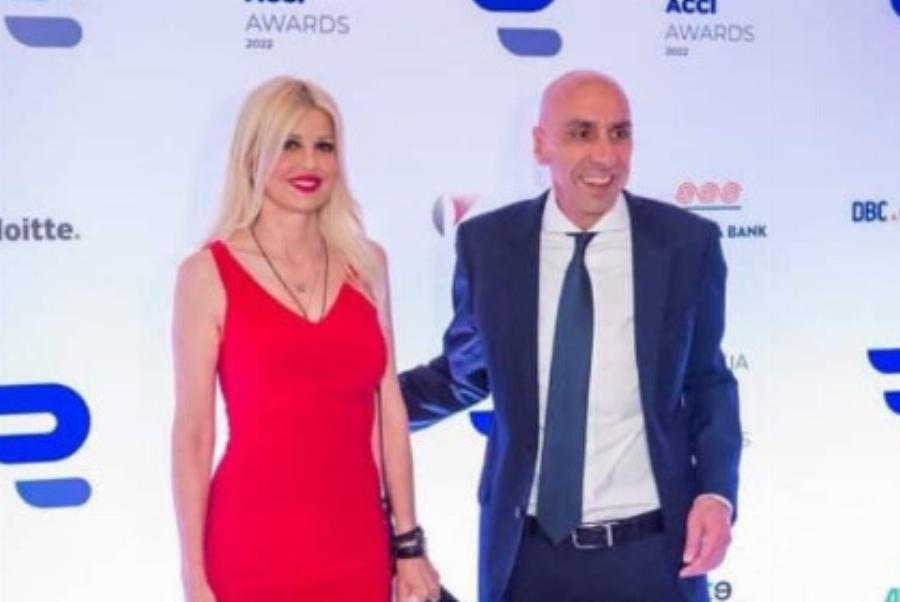 Έλενα Ράπτη: Νύφη στο δημαρχείο με μίνι κρουαζέ λευκό φόρεμα, μεταλλικά πέδιλα και λευκό clutch