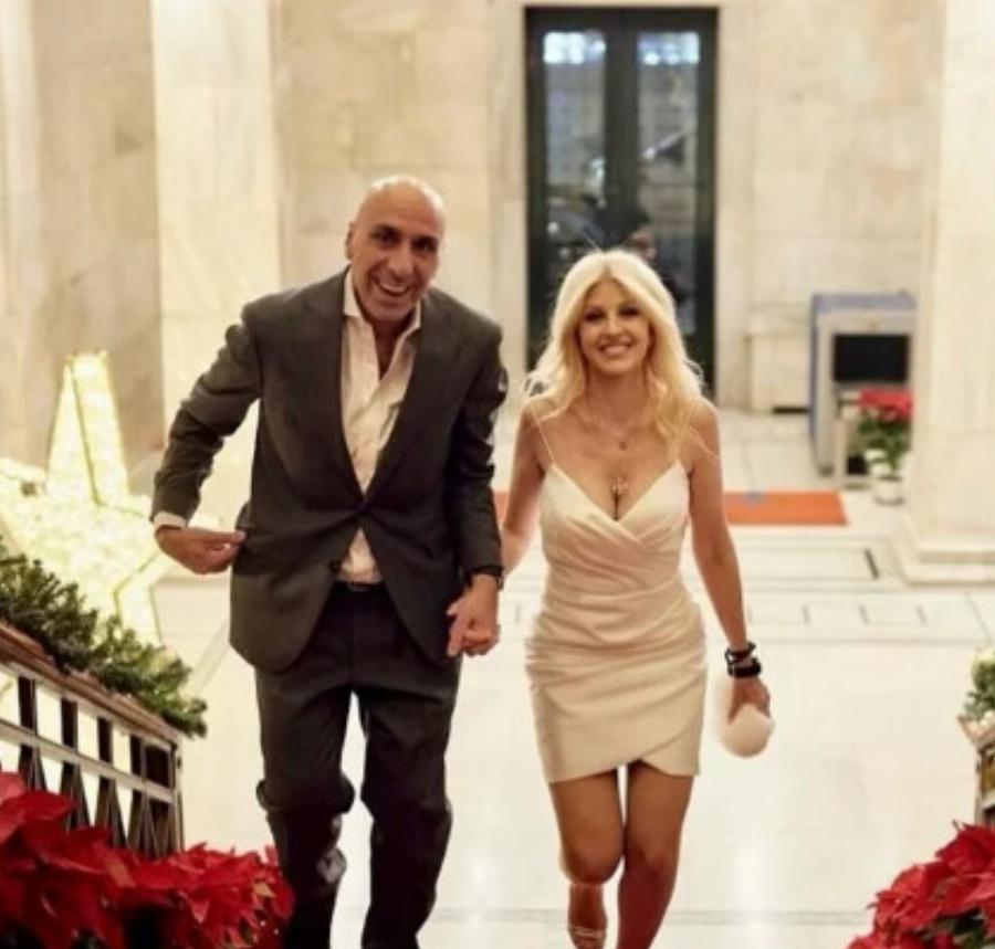 Έλενα Ράπτη: Νύφη στο δημαρχείο με μίνι κρουαζέ λευκό φόρεμα, μεταλλικά πέδιλα και λευκό clutch