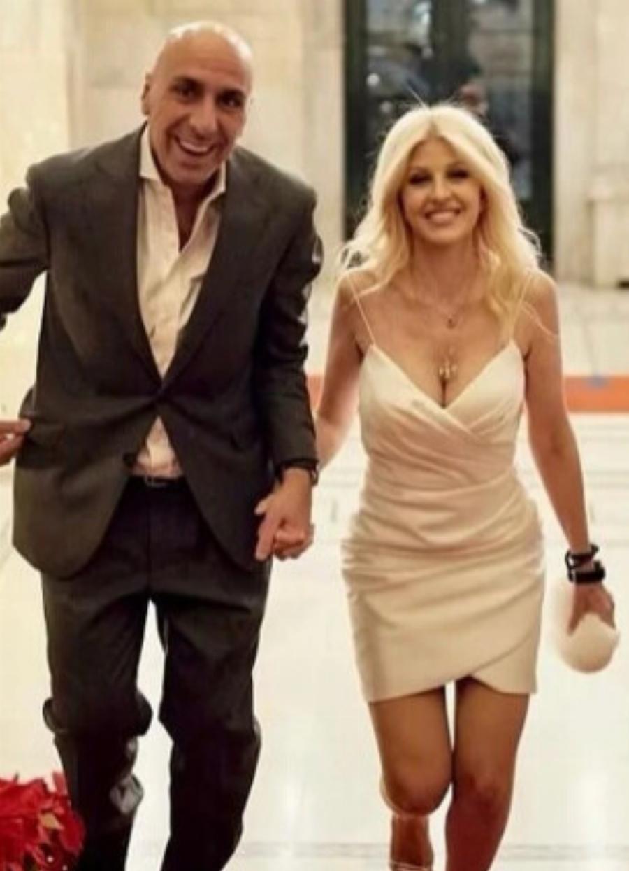 Έλενα Ράπτη: Νύφη στο δημαρχείο με μίνι κρουαζέ λευκό φόρεμα, μεταλλικά πέδιλα και λευκό clutch