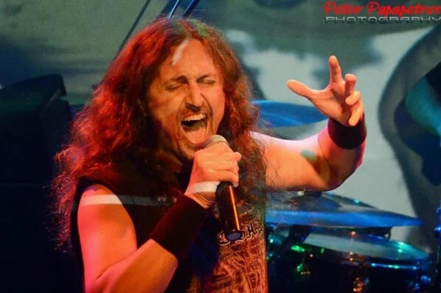 Πέταξε τα ράσα, παντρεύτηκε, άλλαξε εντελώς: Κι όμως ο Παπαροκάς… κάνει καριέρα & κανείς δεν ξέρει ότι είναι αυτός