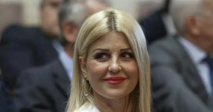 Έλενα Ράπτη: Νύφη στο δημαρχείο με μίνι κρουαζέ λευκό φόρεμα, μεταλλικά πέδιλα και λευκό clutch