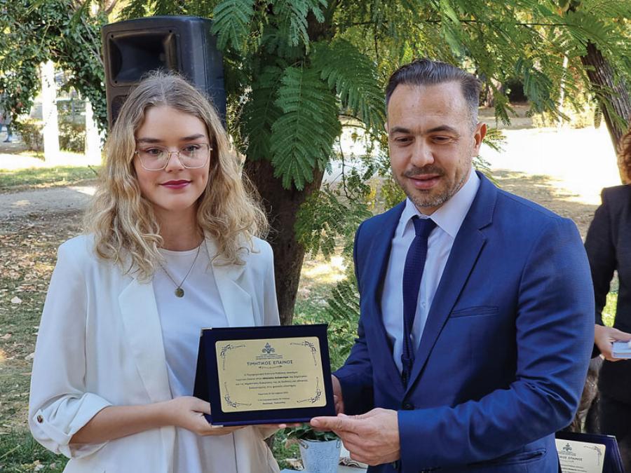 Αθανασία Δαλακούρα: Μαθήτρια από τη Ροδόπη πήρε 20άρια σε όλα και πάει με υποτροφία στο Πανεπιστήμιο του Στάνφορντ