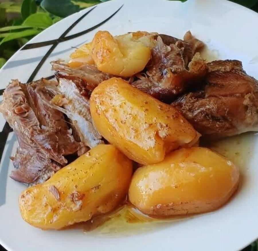 Κότσι στο φούρνο με πατάτες – Λουκούμι που λιώνει στο στόμα