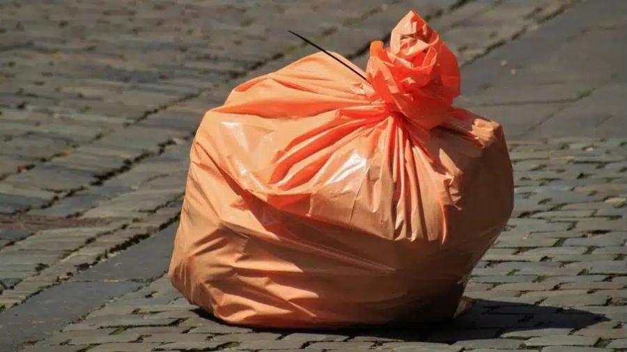Λάρισα απάτη 75χρονη: Έβαλε 45.000 ευρώ σε κάδο σκουπιδιών