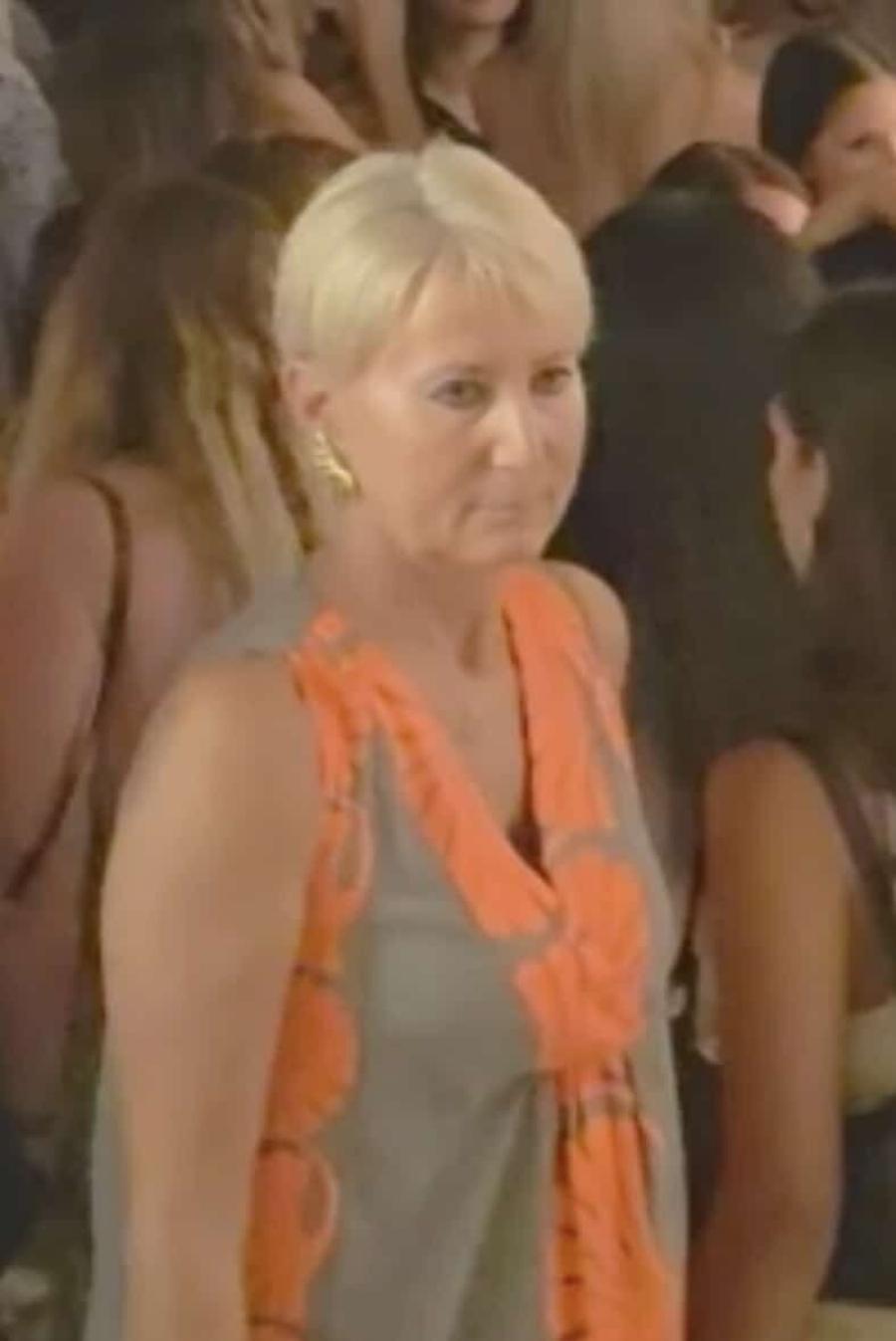 Μαμά και γιος βόλτα μαζί: H Νατάσα Παζαΐτη στα Ματογιάννια μαζί με τον γιο της χαλαρή, ντυμένη απλά αλλά εντυπωσιακά