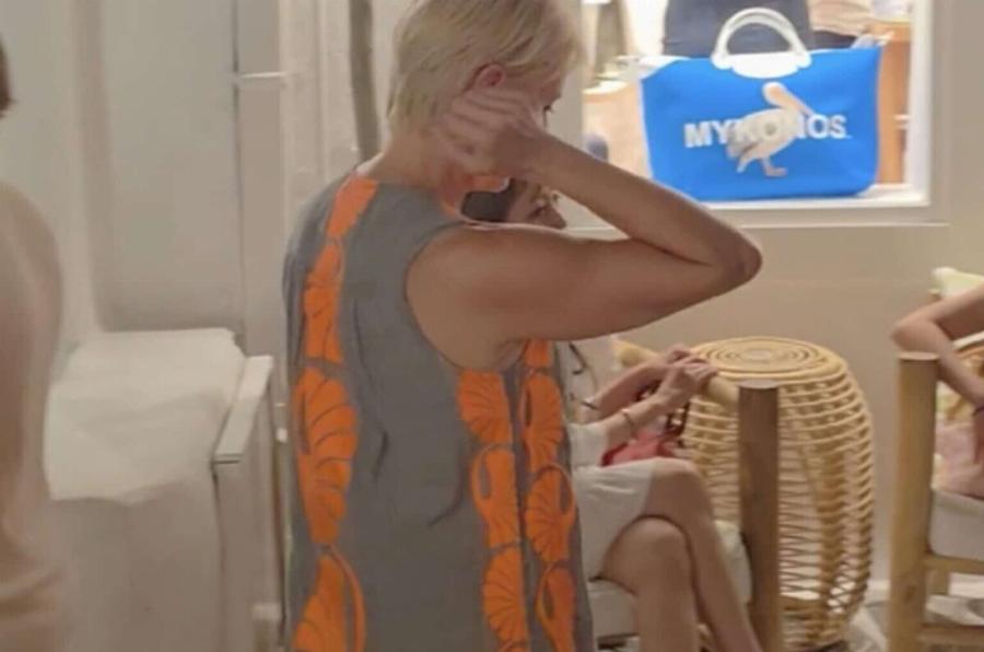 Μαμά και γιος βόλτα μαζί: H Νατάσα Παζαΐτη στα Ματογιάννια μαζί με τον γιο της χαλαρή, ντυμένη απλά αλλά εντυπωσιακά