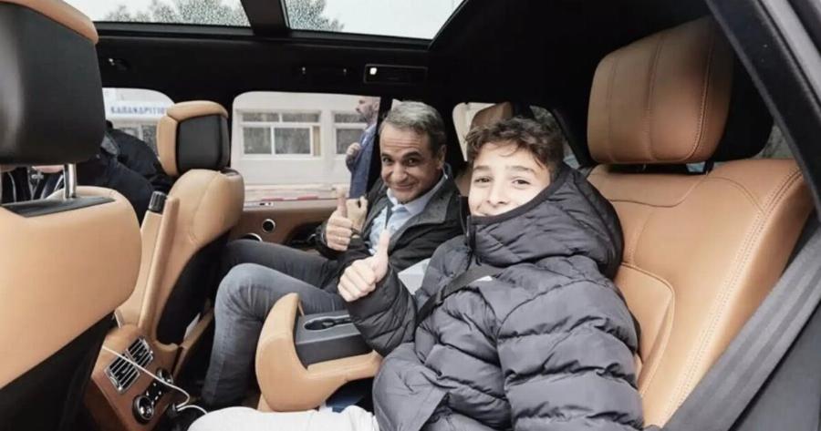 Πιτσιρικάς ζήτησε από τον Μητσοτάκη να μπει στο αυτοκίνητό του και εκείνος τον πήγε βόλτα – Βίντεο