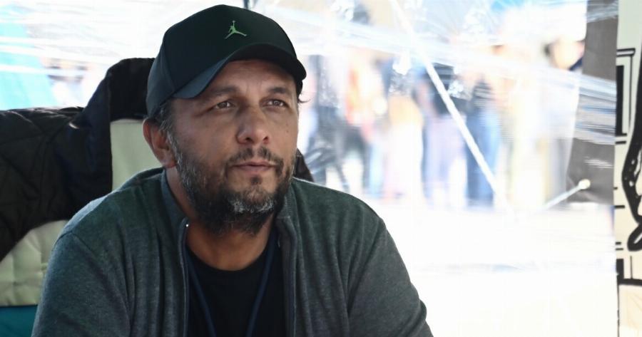 Μόλις μαθεύτnκε ποιος σπουδαίος Έλληνας τραγουδιστής επισκεπτόταν στα κpυφά τον Πάνο Ρούτσι τα βράδια