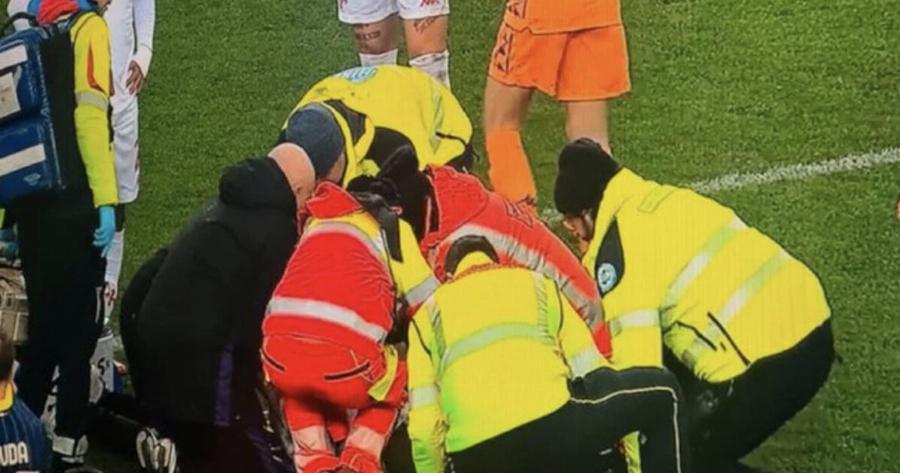 Τραγικές ώρες τώρα στο ποδόσφαιρο: Κατέρρευσε μέσα στο γήπεδο ο αγαπημένος ποδοσφαιριστής – Σοκαρισμένοι συμπαίκτες, αντίπαλοι και οι χιλιάδες θεατές