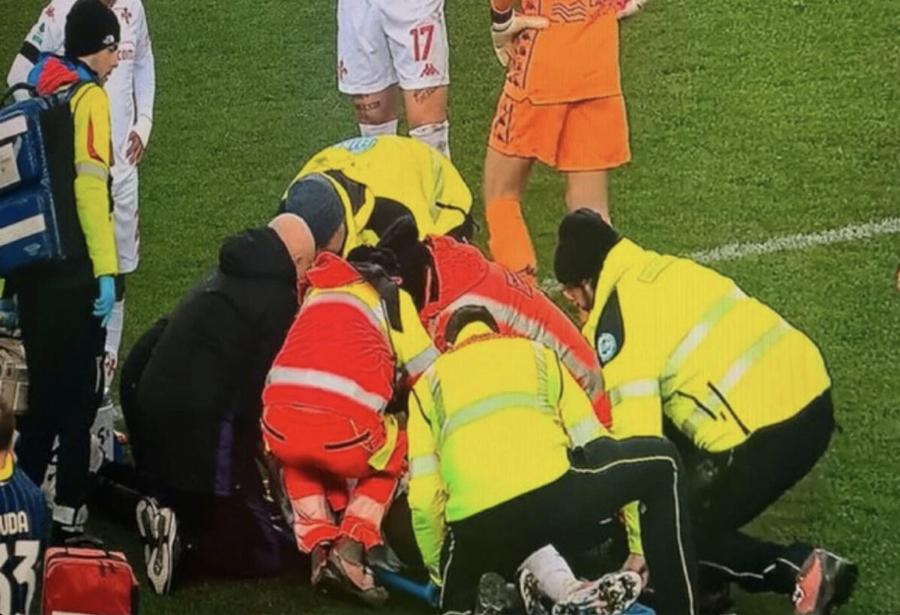Τραγικές ώρες τώρα στο ποδόσφαιρο: Κατέρρευσε μέσα στο γήπεδο ο αγαπημένος ποδοσφαιριστής – Σοκαρισμένοι συμπαίκτες, αντίπαλοι και οι χιλιάδες θεατές