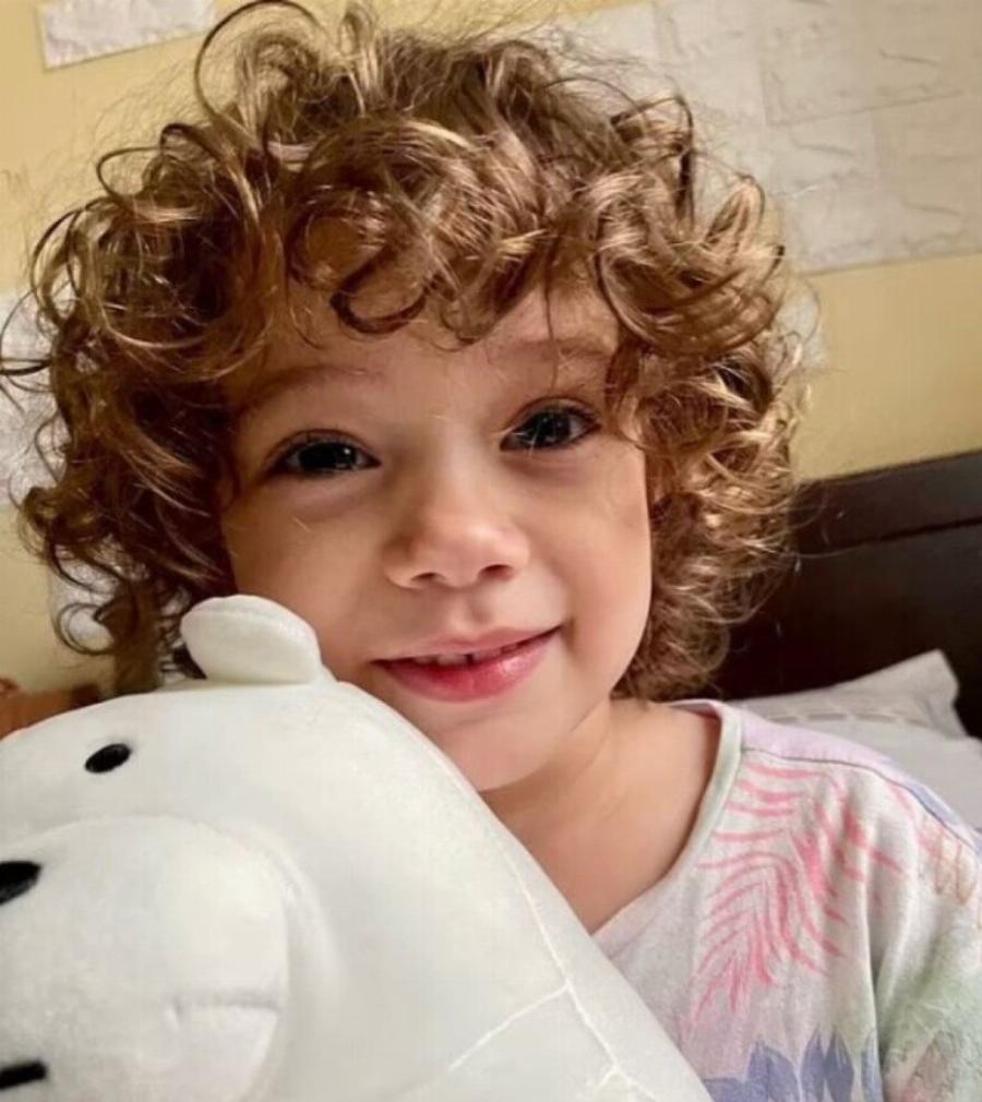 Σγουρά μαλλάκια, όμορφη σαν άγγελος: Η πρώτη φώτο της μικρής Λυδίας, 3 χρόνια μετά την δολοφονία της Καρολάιν