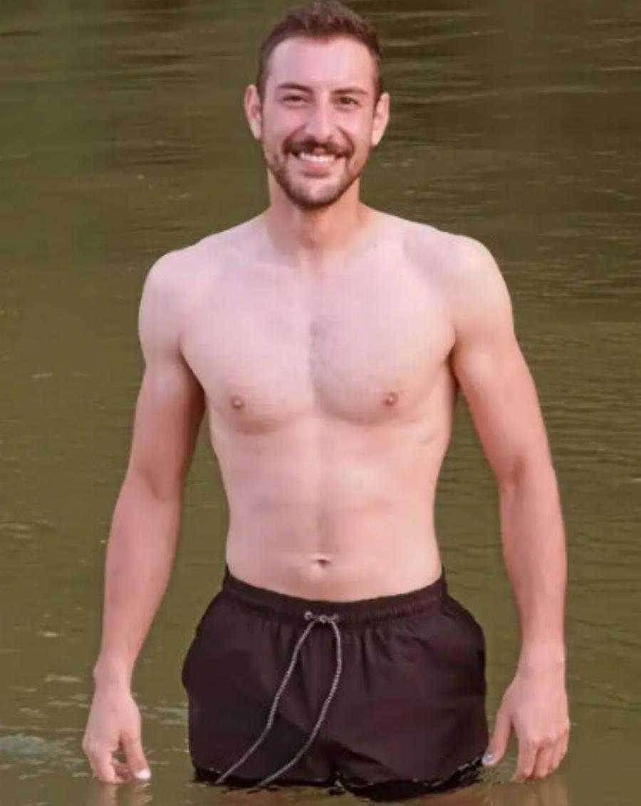 Χαμογελαστός νέος, πασίγνωστος ο πατέρας του: Αυτός είναι ο 26χρονος που έχασε τη ζωή του στην άσφαλτο