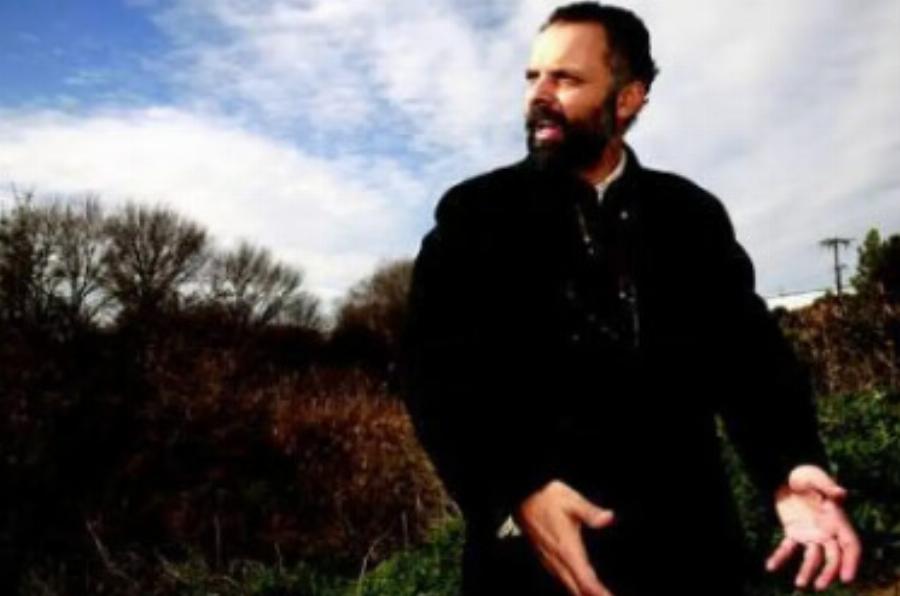 Χαμογελαστός νέος, πασίγνωστος ο πατέρας του: Αυτός είναι ο 26χρονος που έχασε τη ζωή του στην άσφαλτο