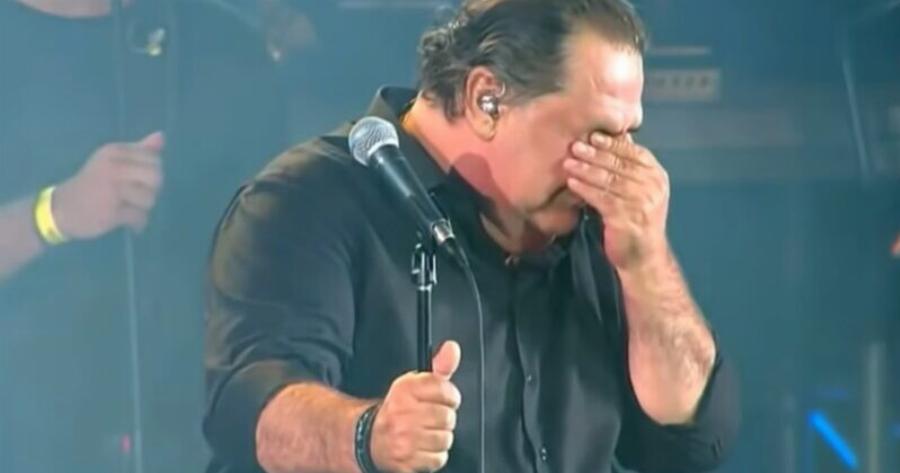 «Δεν θέλω τίποτα άλλο στη ζωή μου» – Όταν ο Βασίλης Καρράς ξέσπασε σε κλάμματα