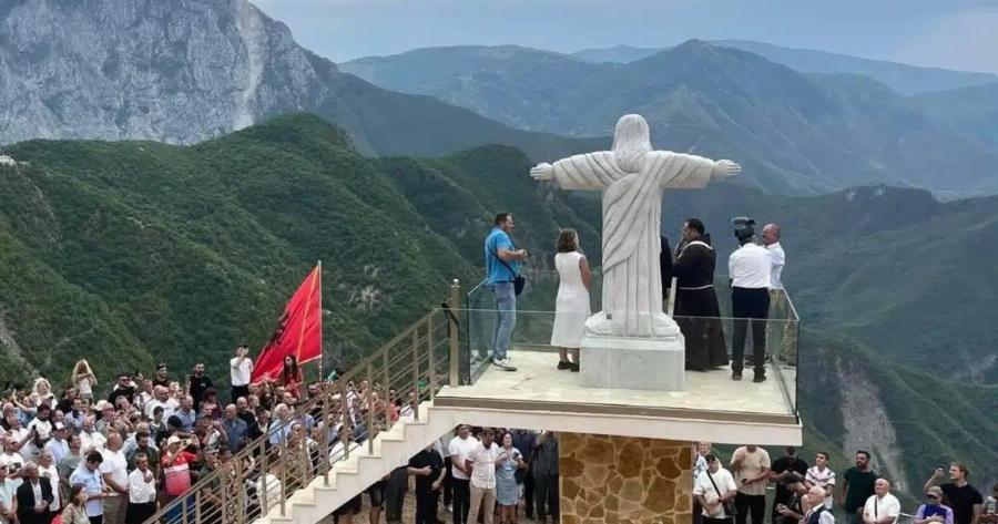 Η Αλβανία απέκτησε για πρώτη φορά στην ιστορία της άγαλμα του Ιησού Χριστού