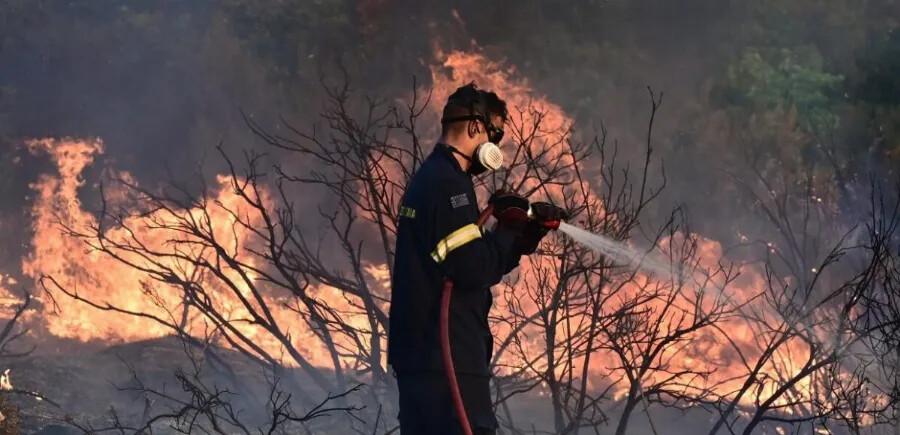 Κόκκινος Σuvαγεpμός: Μεγάλη Φωτιά Τώρα καίει τα πάντα στο πέρασμά της – Σoκαpιστικές εικόνες