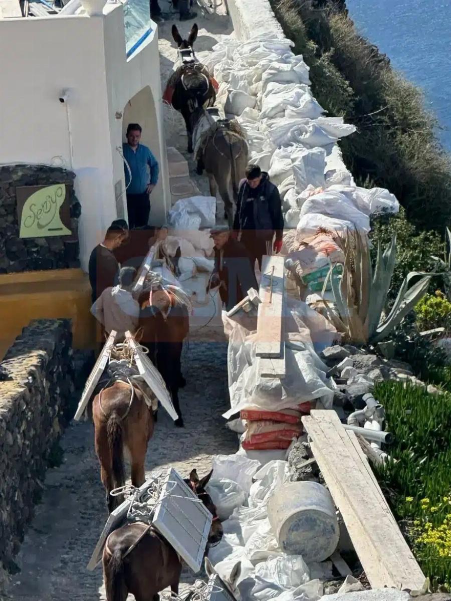 Εικόνες ΣOK στη Σαντορίνη – Φορτώνουν γαϊδούρια για να μεταφέρουν οικοδομικά υλικά