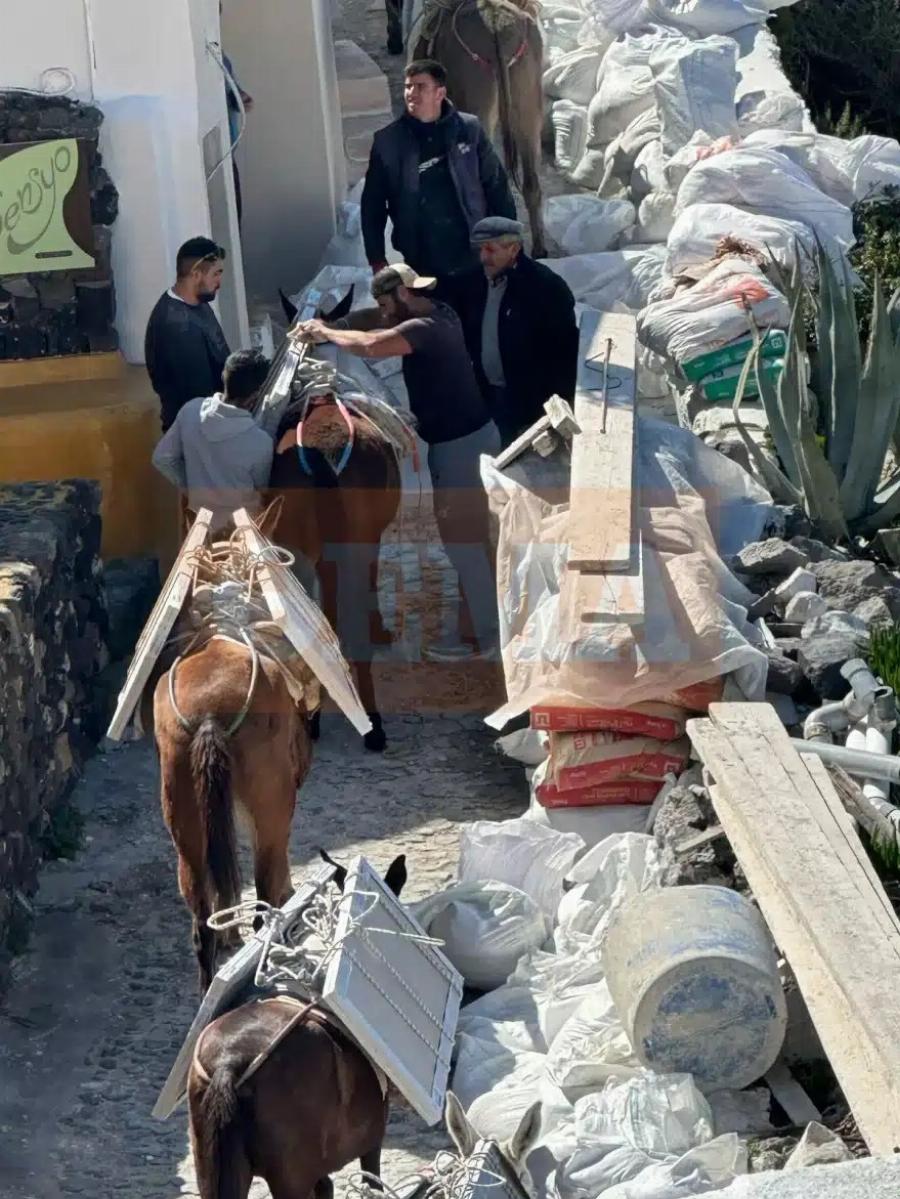 Εικόνες ΣOK στη Σαντορίνη – Φορτώνουν γαϊδούρια για να μεταφέρουν οικοδομικά υλικά