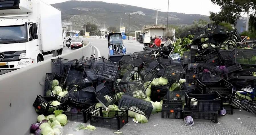O οδηγός της νταλίκας με τα λάχανα που ανετράπη στη λεωφόρο Αθηνών είχε ντεραπάρει πριν δύο χρόνια και στον Κηφισό με πορτοκάλια