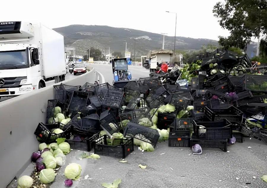 O οδηγός της νταλίκας με τα λάχανα που ανετράπη στη λεωφόρο Αθηνών είχε ντεραπάρει πριν δύο χρόνια και στον Κηφισό με πορτοκάλια